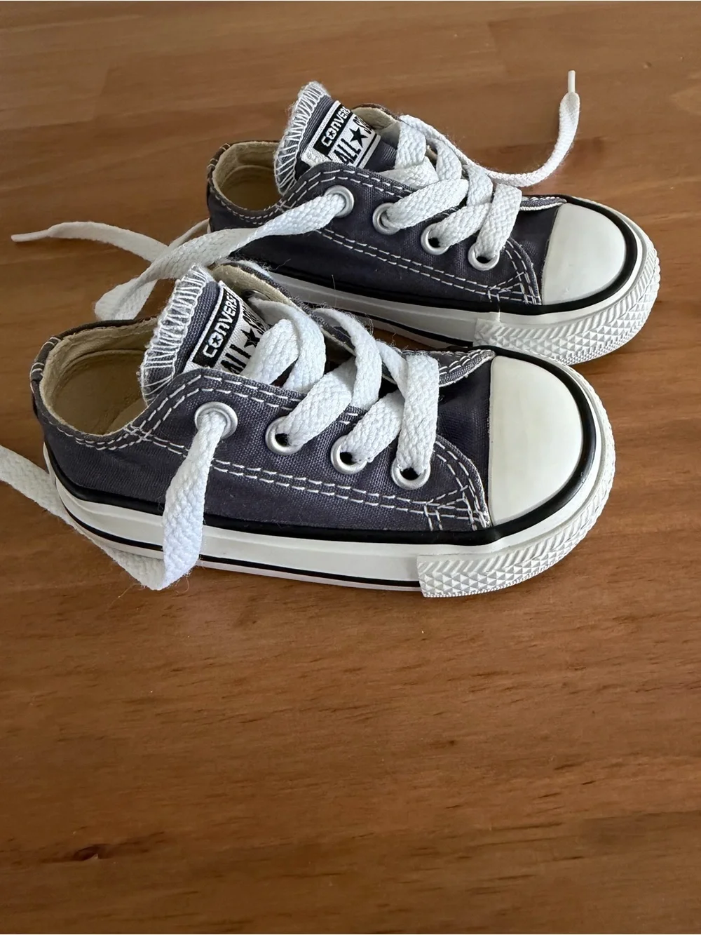 Converse Kids Low Top Sneakers in Gray and White Infant Size 4